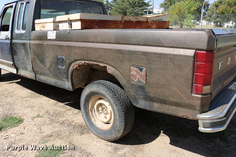 image for item DD0118 1984 Ford F150 SuperCab pickup truck
