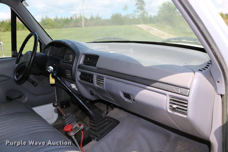 image for item DD0171 1994 Ford F450 Super Duty dump truck