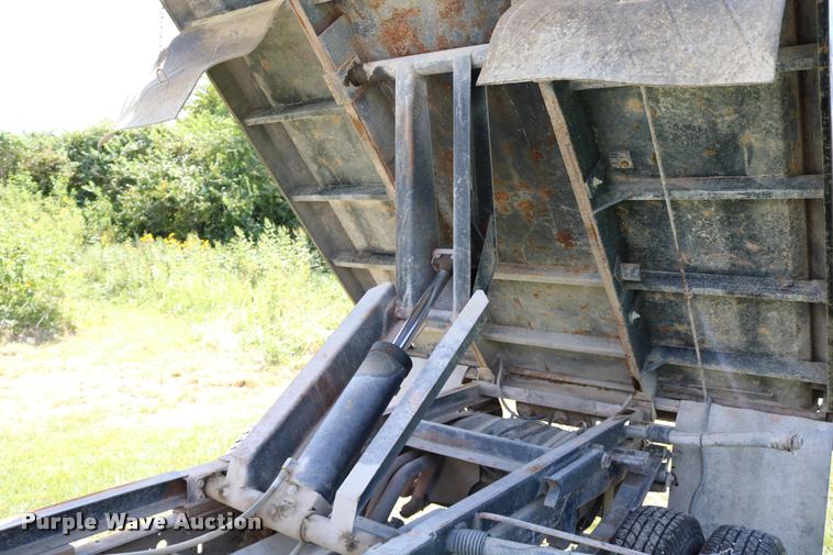 image for item DD0171 1994 Ford F450 Super Duty dump truck