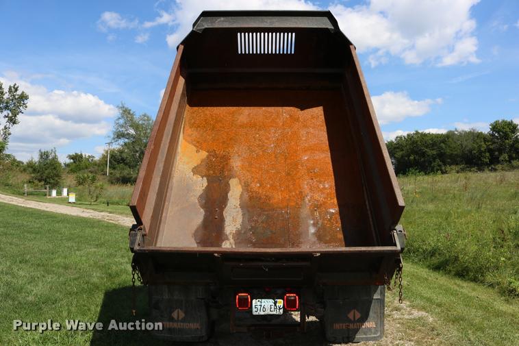 image for item DD0171 1994 Ford F450 Super Duty dump truck