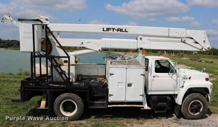 image for item DD0179 1993 Ford F700 bucket truck