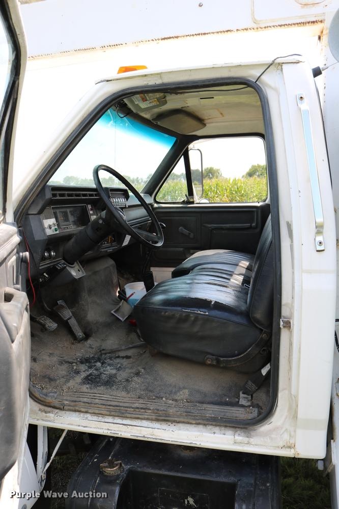 image for item DD0179 1993 Ford F700 bucket truck