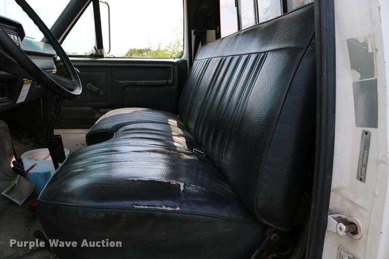 image for item DD0179 1993 Ford F700 bucket truck