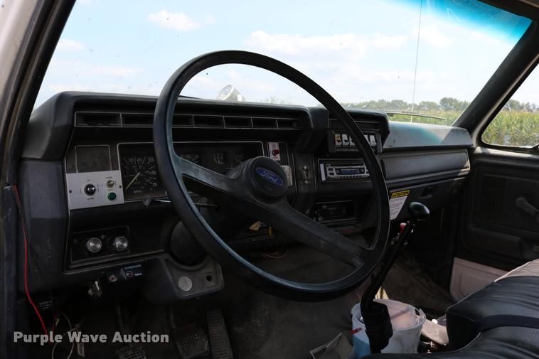 image for item DD0179 1993 Ford F700 bucket truck
