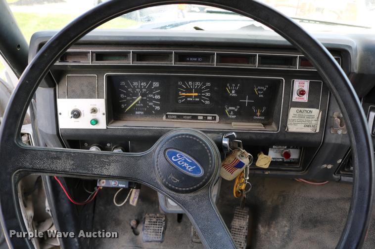 image for item DD0179 1993 Ford F700 bucket truck