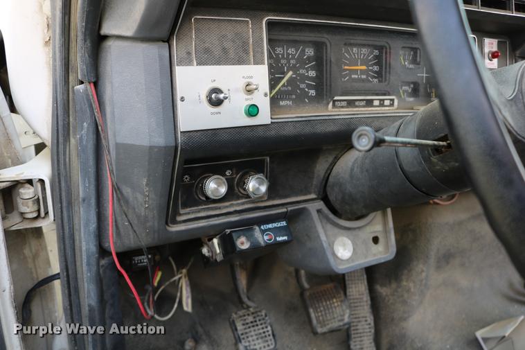image for item DD0179 1993 Ford F700 bucket truck