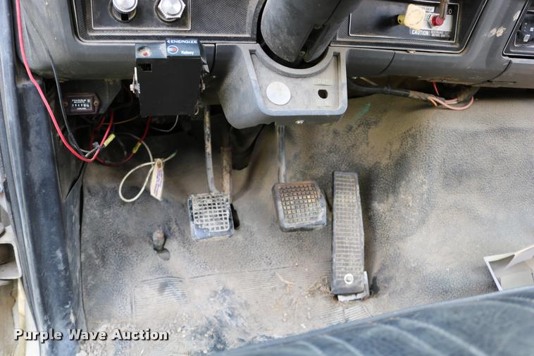 image for item DD0179 1993 Ford F700 bucket truck