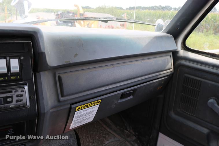 image for item DD0179 1993 Ford F700 bucket truck