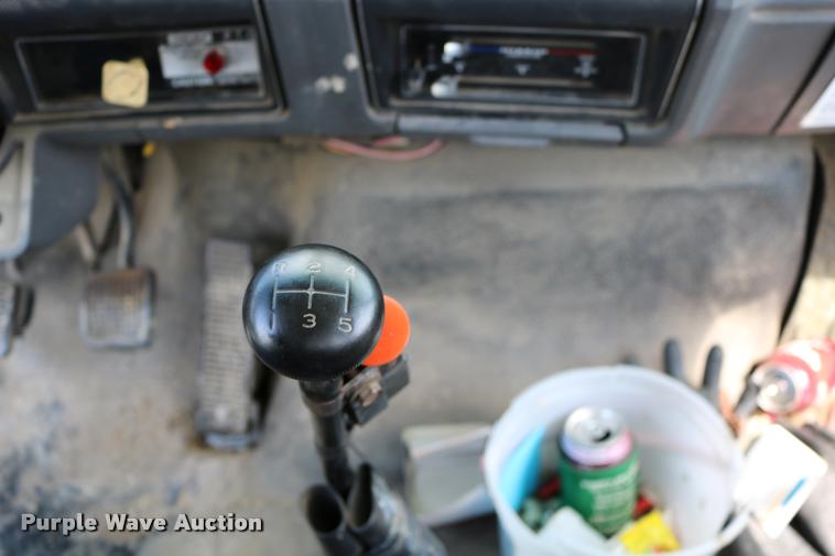 image for item DD0179 1993 Ford F700 bucket truck