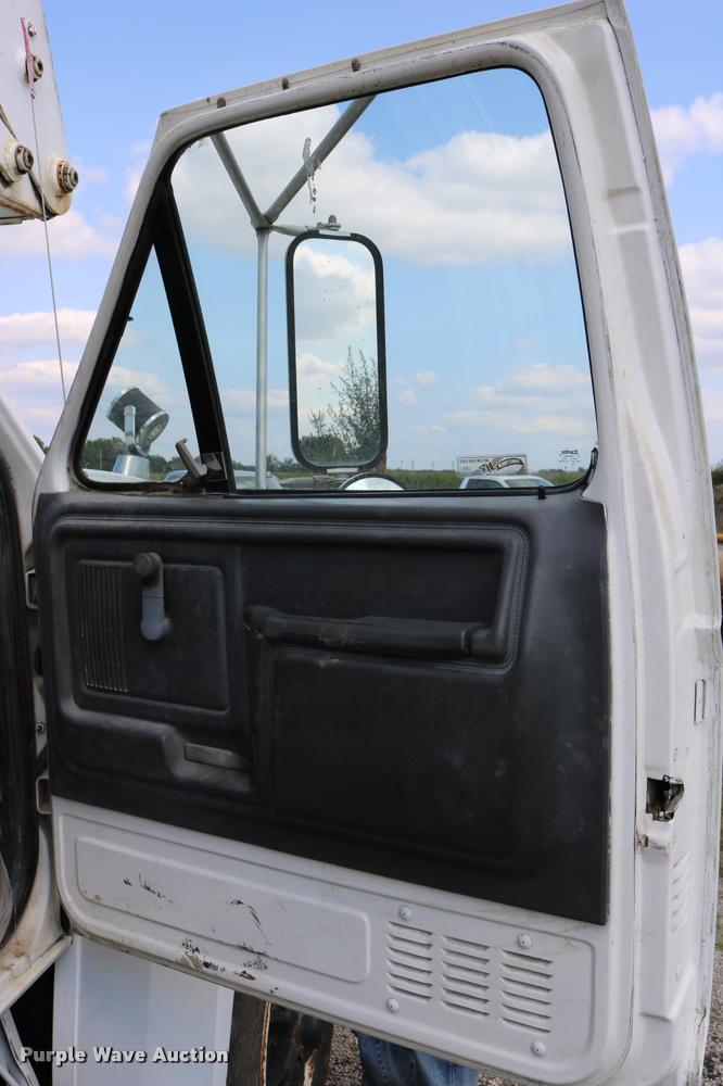 image for item DD0179 1993 Ford F700 bucket truck