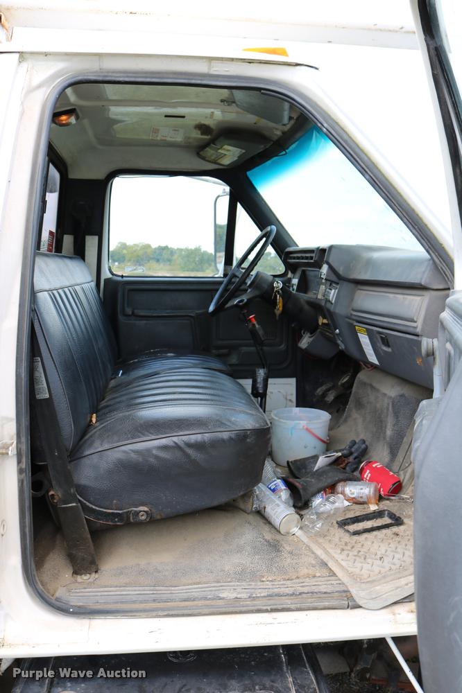 image for item DD0179 1993 Ford F700 bucket truck