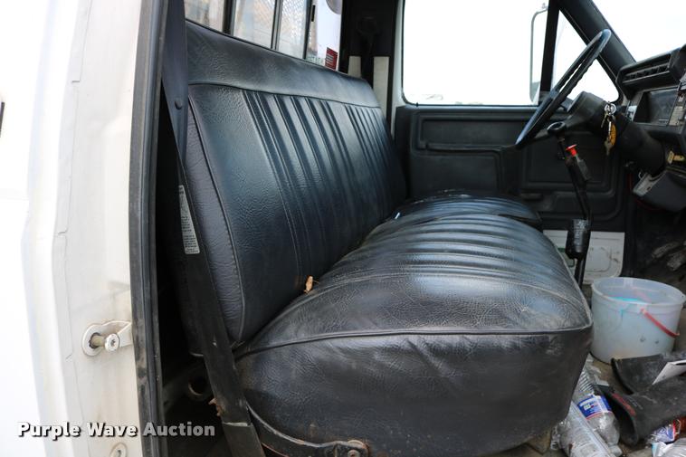 image for item DD0179 1993 Ford F700 bucket truck
