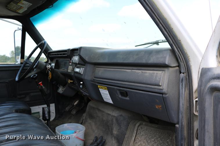 image for item DD0179 1993 Ford F700 bucket truck