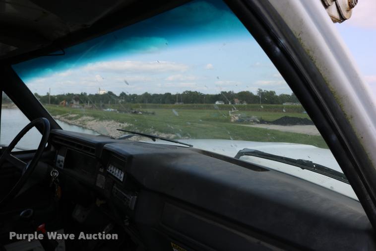 image for item DD0179 1993 Ford F700 bucket truck