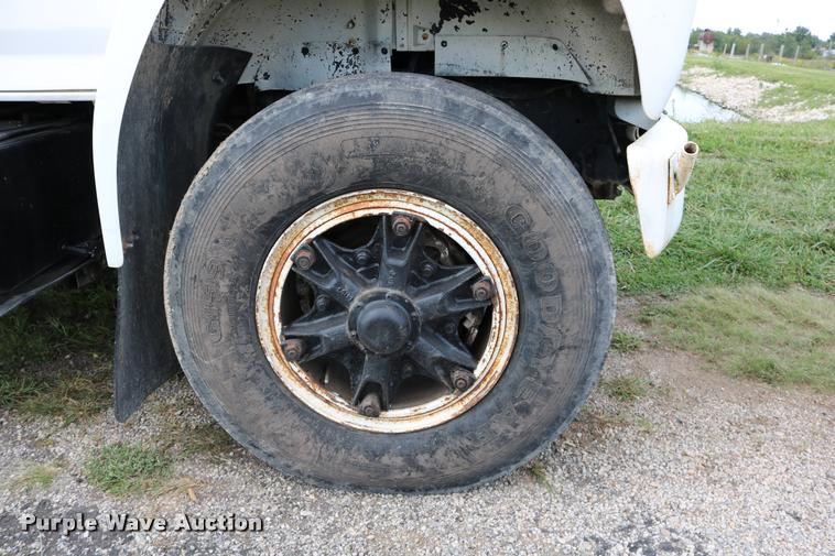 image for item DD0179 1993 Ford F700 bucket truck