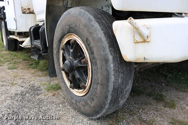 image for item DD0179 1993 Ford F700 bucket truck