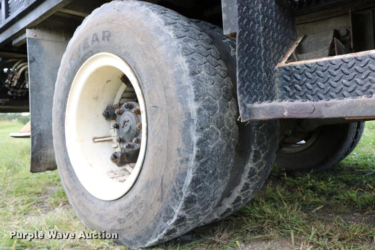 image for item DD0179 1993 Ford F700 bucket truck