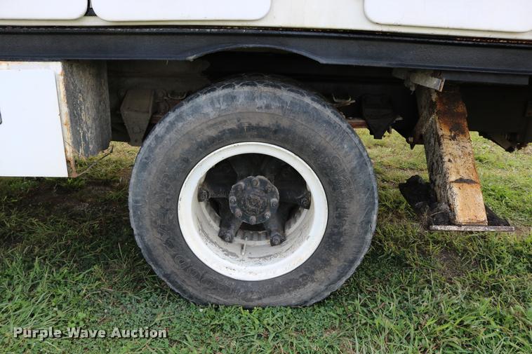 image for item DD0179 1993 Ford F700 bucket truck