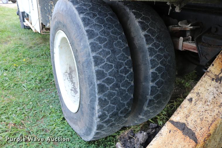 image for item DD0179 1993 Ford F700 bucket truck