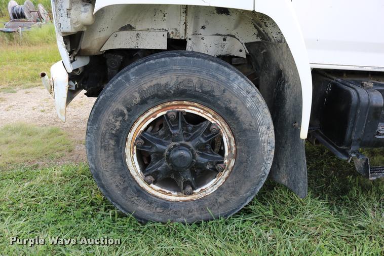 image for item DD0179 1993 Ford F700 bucket truck