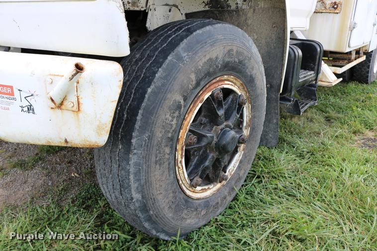 image for item DD0179 1993 Ford F700 bucket truck