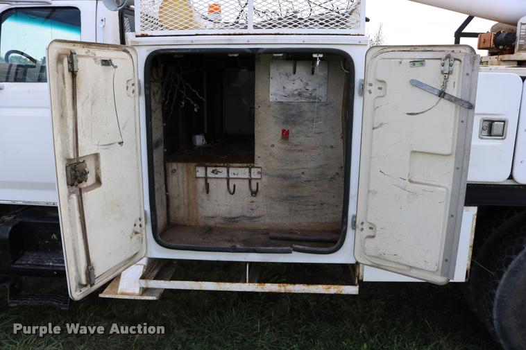 image for item DD0179 1993 Ford F700 bucket truck