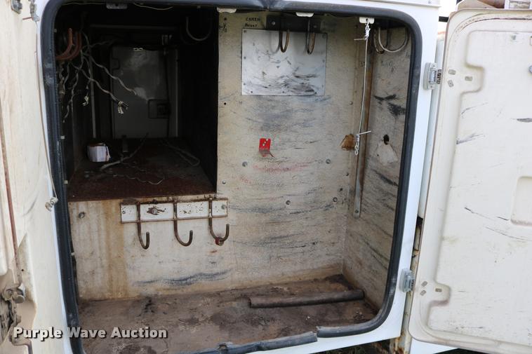 image for item DD0179 1993 Ford F700 bucket truck