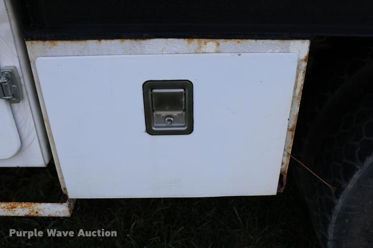 image for item DD0179 1993 Ford F700 bucket truck