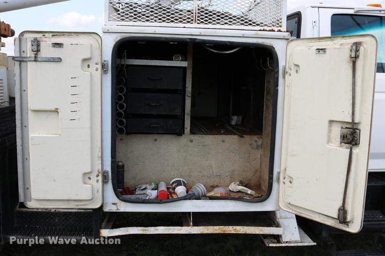image for item DD0179 1993 Ford F700 bucket truck