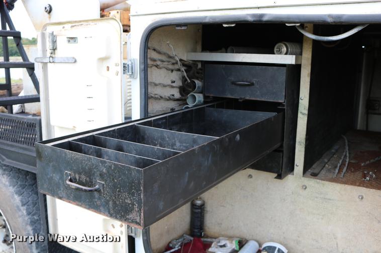 image for item DD0179 1993 Ford F700 bucket truck