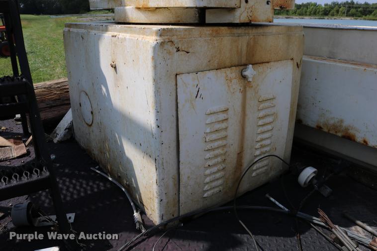 image for item DD0179 1993 Ford F700 bucket truck