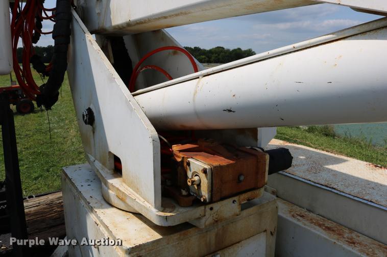 image for item DD0179 1993 Ford F700 bucket truck