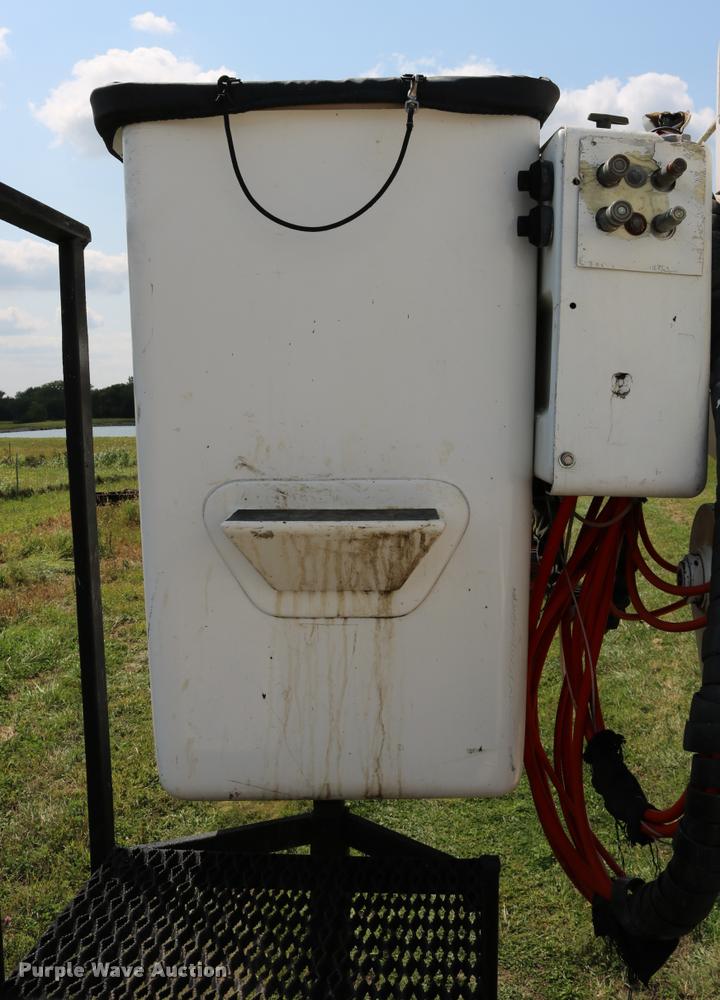 image for item DD0179 1993 Ford F700 bucket truck