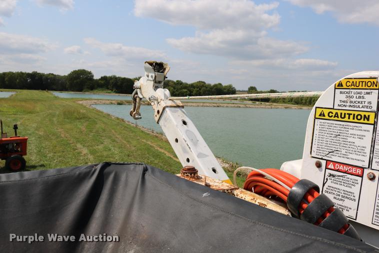 image for item DD0179 1993 Ford F700 bucket truck