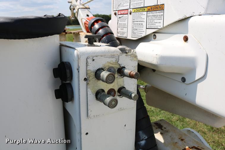 image for item DD0179 1993 Ford F700 bucket truck