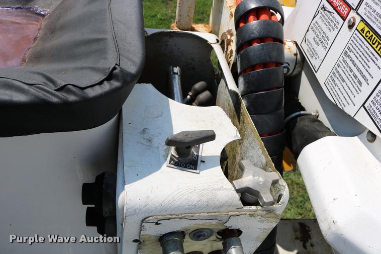 image for item DD0179 1993 Ford F700 bucket truck