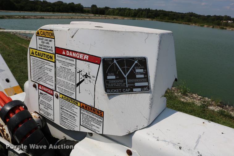 image for item DD0179 1993 Ford F700 bucket truck