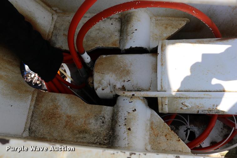 image for item DD0179 1993 Ford F700 bucket truck