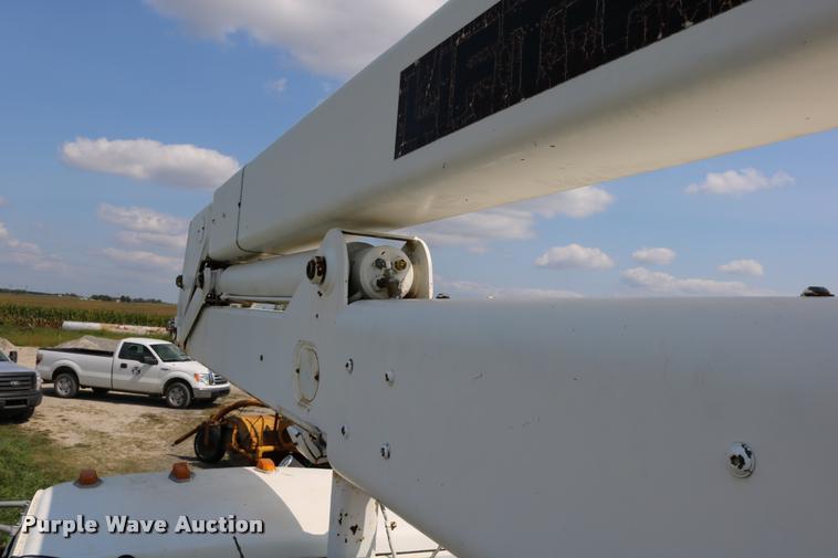 image for item DD0179 1993 Ford F700 bucket truck