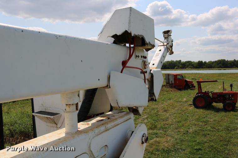 image for item DD0179 1993 Ford F700 bucket truck
