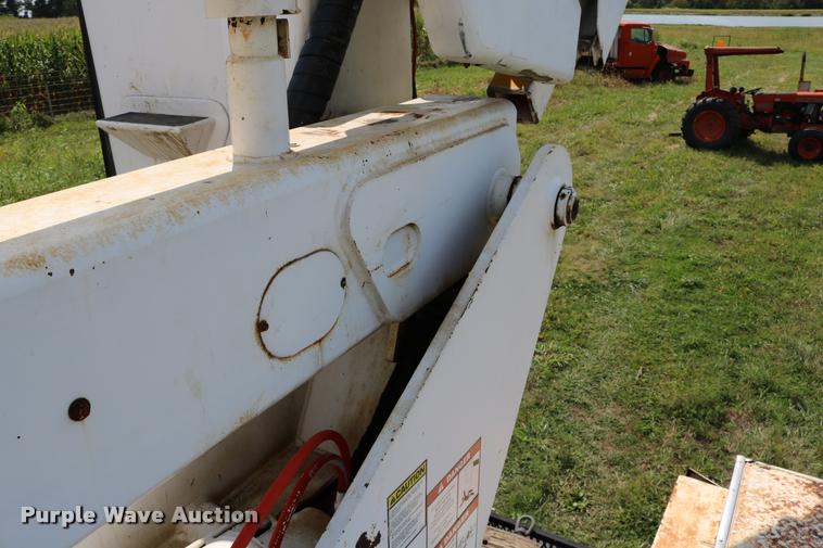 image for item DD0179 1993 Ford F700 bucket truck