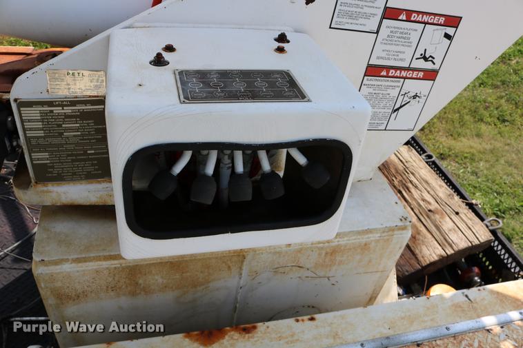 image for item DD0179 1993 Ford F700 bucket truck