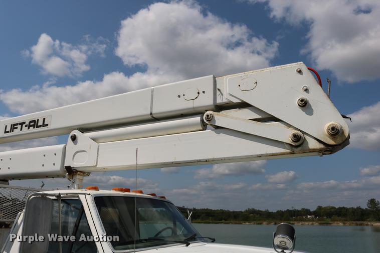 image for item DD0179 1993 Ford F700 bucket truck