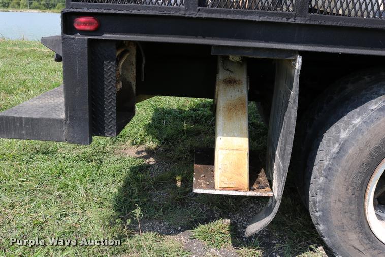 image for item DD0179 1993 Ford F700 bucket truck