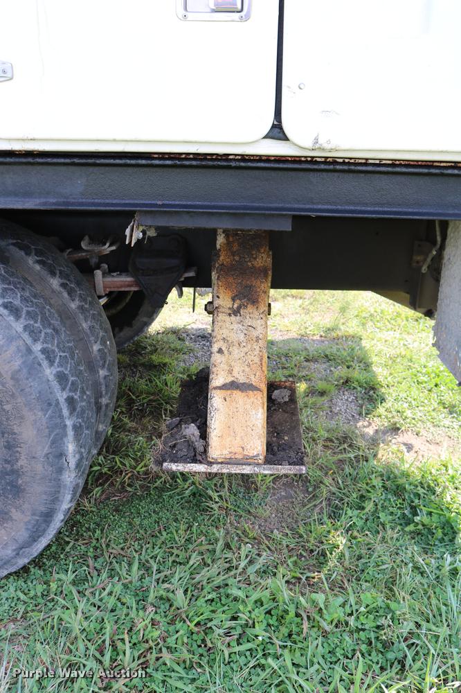 image for item DD0179 1993 Ford F700 bucket truck