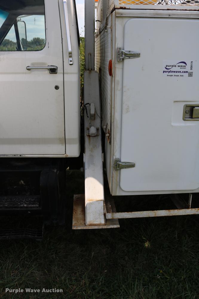 image for item DD0179 1993 Ford F700 bucket truck