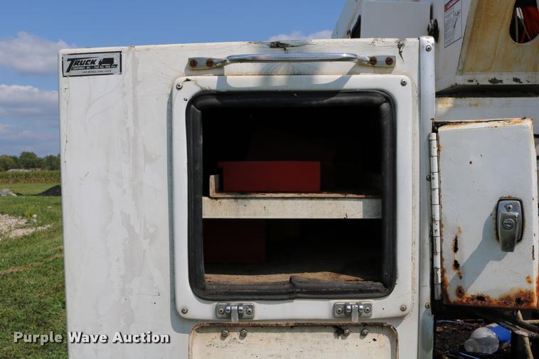 image for item DD0179 1993 Ford F700 bucket truck