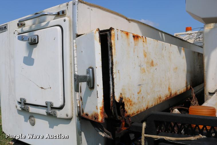 image for item DD0179 1993 Ford F700 bucket truck