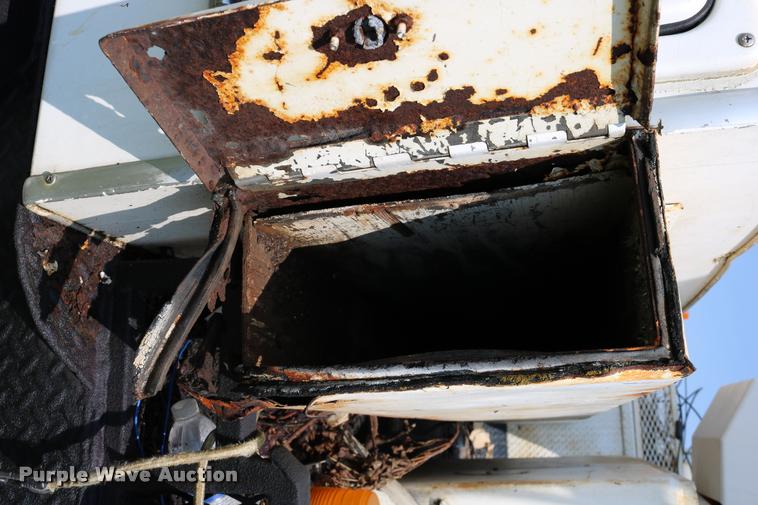 image for item DD0179 1993 Ford F700 bucket truck