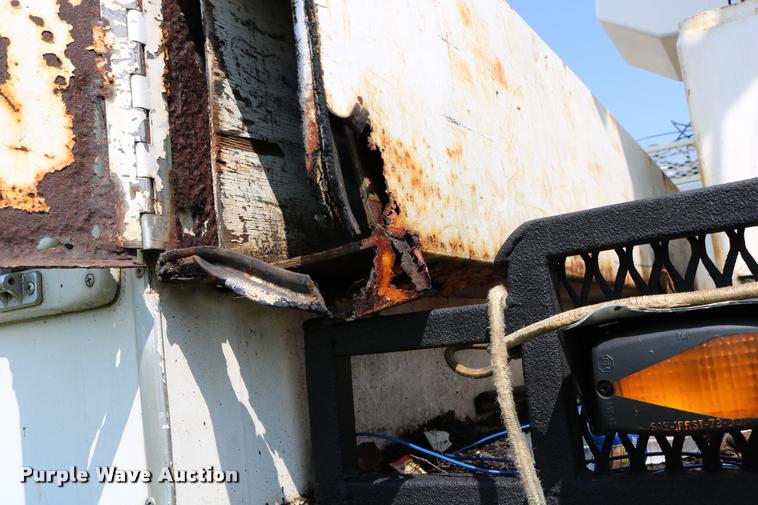 image for item DD0179 1993 Ford F700 bucket truck